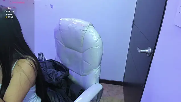 Pretty Johnson  online show from March 12, 11:36 am