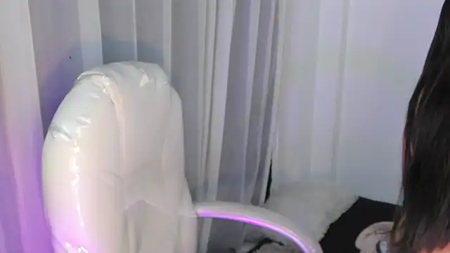 Pretty Johnson  online show from February 16, 11:09 am