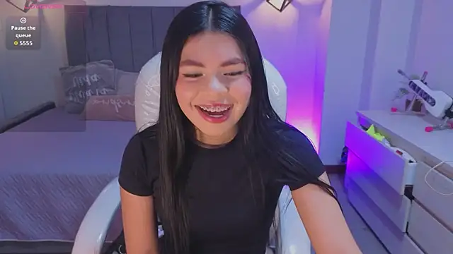 Pretty Johnson  online show from July 6, 3:02 am