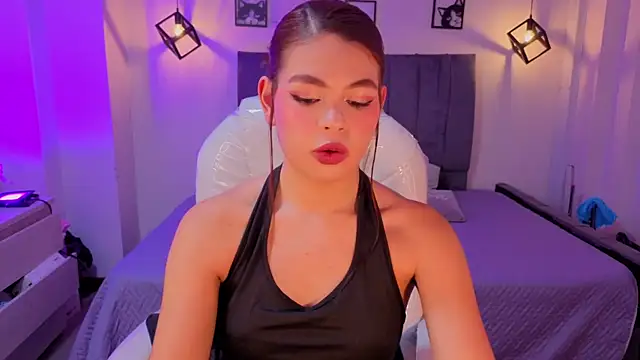 Pretty Johnson  online show from June 19, 4:07 am