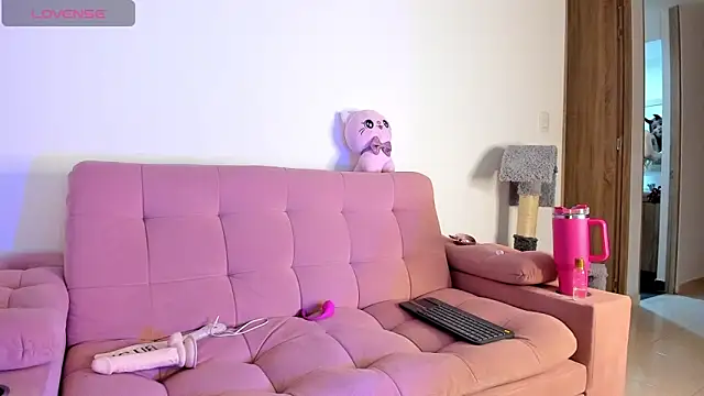 Snapshot of princesssammy2 chatting on December 19, 12:36 am princesssammy2 online show from December 19, 12:36 am