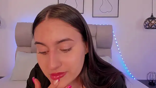 Hanna Evans   online show from February 4, 12:44 pm