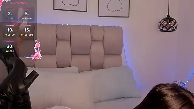 Hanna Evans   online show from February 10, 12:59 pm