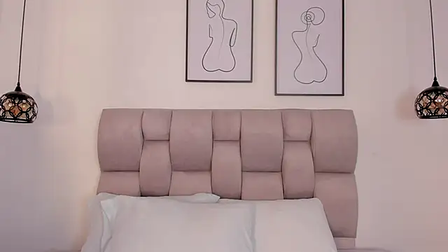 Hanna Evans   online show from April 13, 12:20 pm