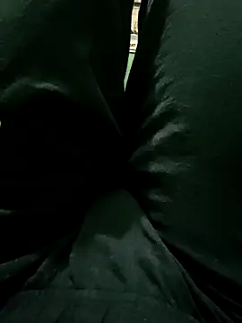 Snapshot of royall_queen chatting on March 19, 8:45 am royall queen online show from March 19, 8:45 am