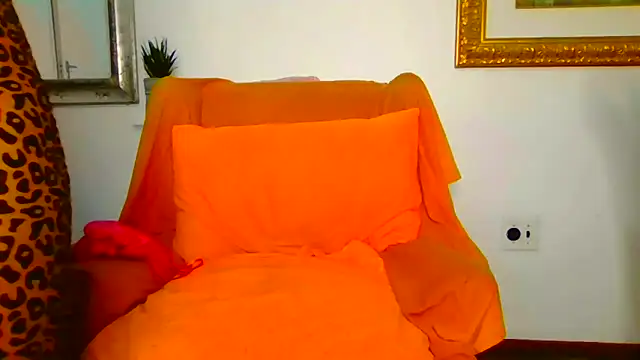 Snapshot of ModelZoee chatting on June 20, 9:47 am ModelZoee online show from June 20, 9:47 am