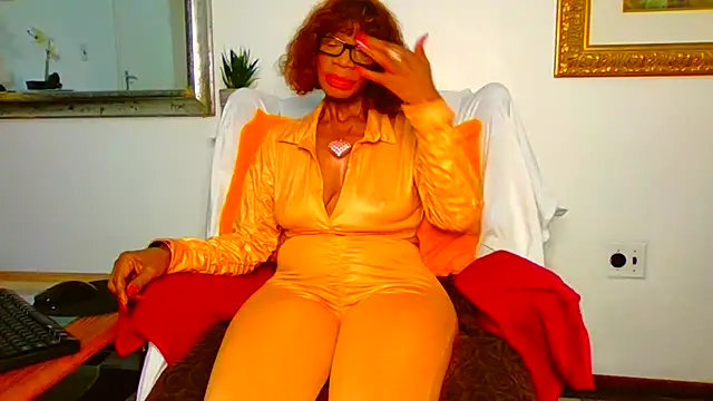 ModelZoee online show from May 16, 8:35 am