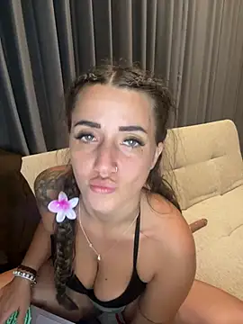 DarkVelvet online show from April 14, 3:39 pm