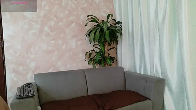 YuliethPetite online show from May 5, 1:25 pm