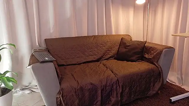 Snapshot of YuliethPetite chatting on October 24, 4:11 am YuliethPetite online show from October 24, 4:11 am