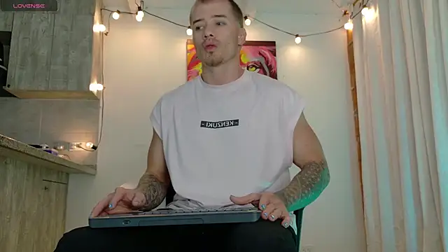 Snapshot of Ryannblue07 chatting on November 19, 10:43 pm Ryannblue07 online show from November 19, 10:43 pm