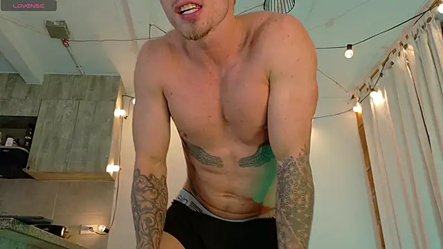 Snapshot of Ryannblue07 chatting on November 8, 2:04 am Ryannblue07 online show from November 8, 2:04 am