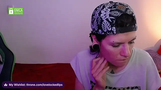 lovelockedlips online show from April 10, 8:38 pm