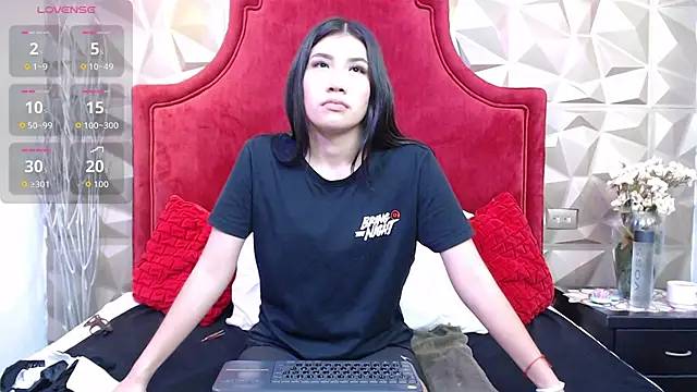 Snapshot of Lili_Opal chatting on November 27, 12:05 pm Lili Opal online show from November 27, 12:05 pm