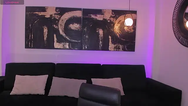 CandaseRussell online show from February 4, 8:48 pm