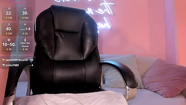 CandaseRussell online show from December 13, 8:04 pm