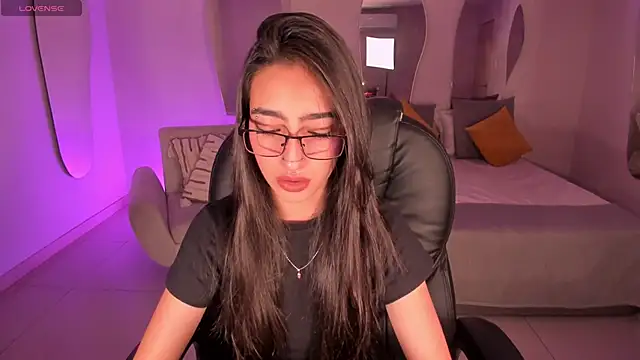 Snapshot of LarisaSmirnov chatting on December 1, 12:11 am LarisaSmirnov online show from December 1, 12:11 am