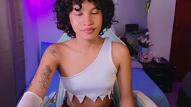 Snapshot of eleselas chatting on December 3, 12:33 am eleselas online show from December 3, 12:33 am