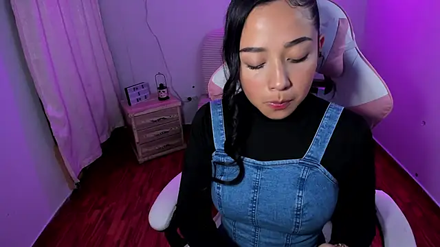 Snapshot of Sweet_milady chatting on November 17, 8:18 am Sweet milady online show from November 17, 8:18 am