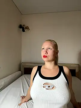 Snapshot of Nikusia chatting on October 9, 1:44 pm Nikusia online show from October 9, 1:44 pm