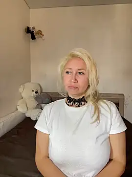 Snapshot of Nikusia chatting on October 5, 7:54 am Nikusia online show from October 5, 7:54 am