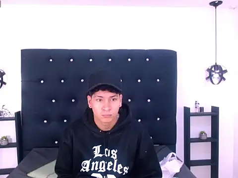 Snapshot of Jhojan_twink chatting on September 29, 11:49 am Jhojan twink online show from September 29, 11:49 am