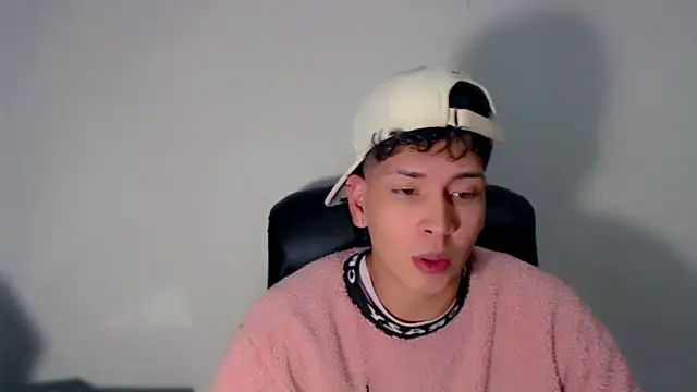 Snapshot of Jhojan_twink chatting on March 23, 5:21 am Jhojan twink online show from March 23, 5:21 am