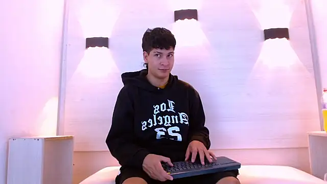 Jhojan twink online show from December 19, 1:13 pm