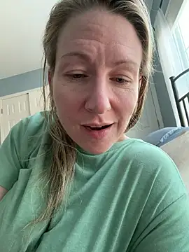 Snapshot of LittleMsMILF chatting on February 25, 9:47 pm LittleMsMILF online show from February 25, 9:47 pm