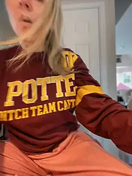 LittleMsMILF online show from March 3, 5:31 pm