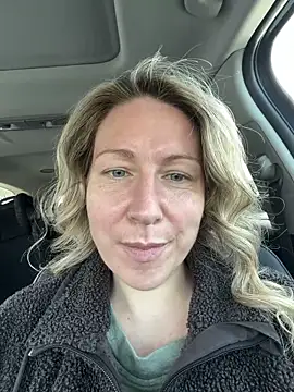 Snapshot of LittleMsMILF chatting on February 26, 3:45 pm LittleMsMILF online show from February 26, 3:45 pm