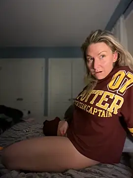 LittleMsMILF online show from March 6, 4:40 am