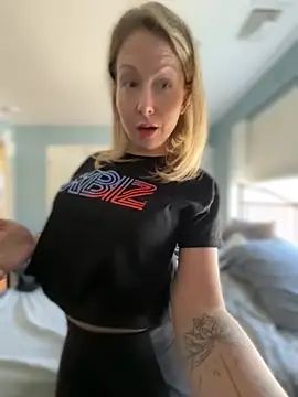 LittleMsMILF online show from April 8, 5:36 pm