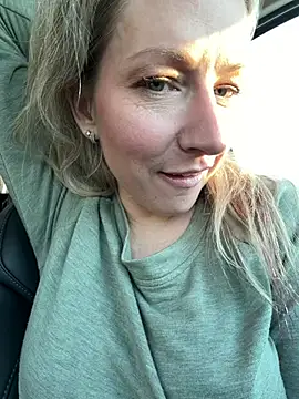 LittleMsMILF online show from March 4, 9:55 pm