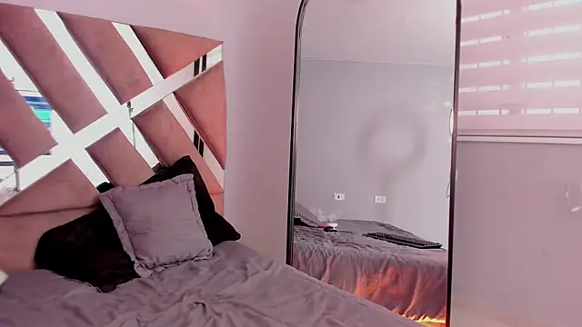 Snapshot of Emma_bloom__ chatting on March 18, 1:12 pm Emma bloom online show from March 18, 1:12 pm