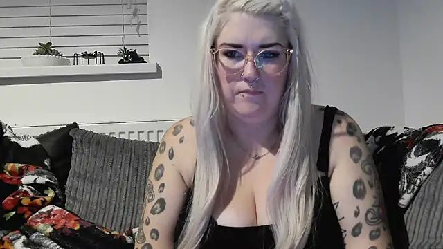 Snapshot of Sizzling_Indie36 chatting on September 27, 12:17 am Sizzling Indie36 online show from September 27, 12:17 am