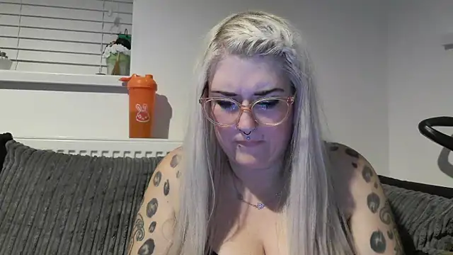 Snapshot of Sizzling_Indie36 chatting on October 9, 10:10 pm Sizzling Indie36 online show from October 9, 10:10 pm