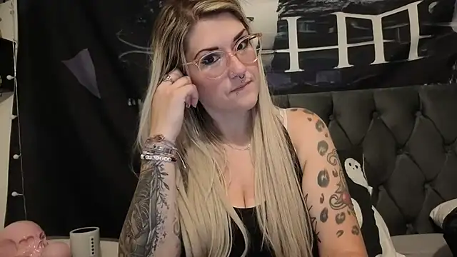 Snapshot of Sizzling_Indie36 chatting on June 2, 11:05 pm Sizzling Indie36 online show from June 2, 11:05 pm