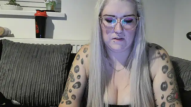 Snapshot of Sizzling_Indie36 chatting on October 10, 6:20 pm Sizzling Indie36 online show from October 10, 6:20 pm