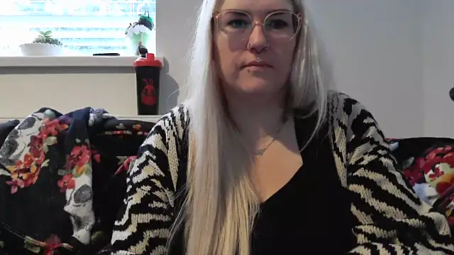 Snapshot of Sizzling_Indie36 chatting on October 7, 8:04 am Sizzling Indie36 online show from October 7, 8:04 am