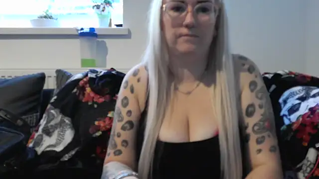 Snapshot of Sizzling_Indie36 chatting on September 29, 8:10 am Sizzling Indie36 online show from September 29, 8:10 am