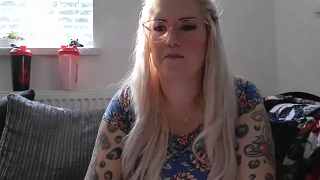 Snapshot of Sizzling_Indie36 chatting on September 24, 11:50 am Sizzling Indie36 online show from September 24, 11:50 am