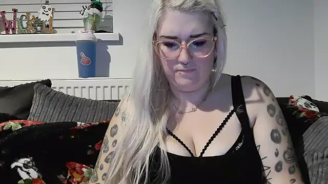 Snapshot of Sizzling_Indie36 chatting on October 14, 10:42 pm Sizzling Indie36 online show from October 14, 10:42 pm