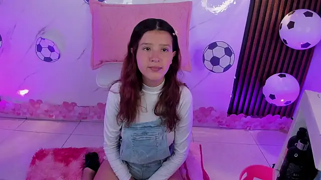 Snapshot of Sophie_joyy chatting on June 18, 10:48 pm Sophie joyy online show from June 18, 10:48 pm