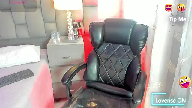 AliceStevens  online show from March 25, 3:00 pm