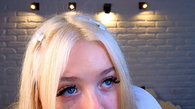 Snapshot of minigirl chatting on March 15, 10:24 am minigirl online show from March 15, 10:24 am