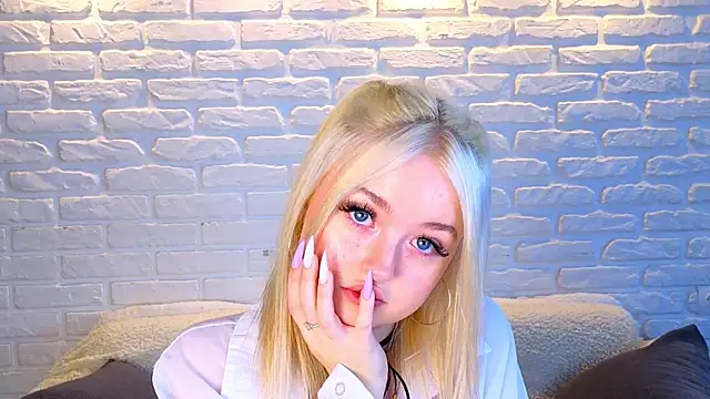 Snapshot of minigirl chatting on March 21, 7:11 am minigirl online show from March 21, 7:11 am