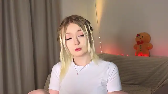 Snapshot of minigirl chatting on February 6, 4:03 pm minigirl online show from February 6, 4:03 pm