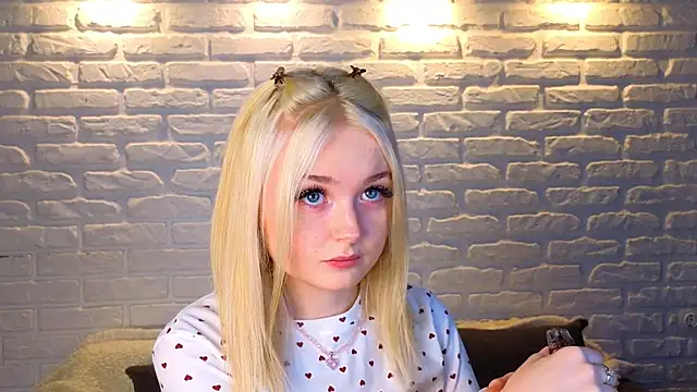 Snapshot of minigirl chatting on March 23, 4:05 am minigirl online show from March 23, 4:05 am