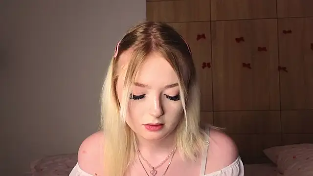 Snapshot of minigirl chatting on March 1, 4:18 pm minigirl online show from March 1, 4:18 pm